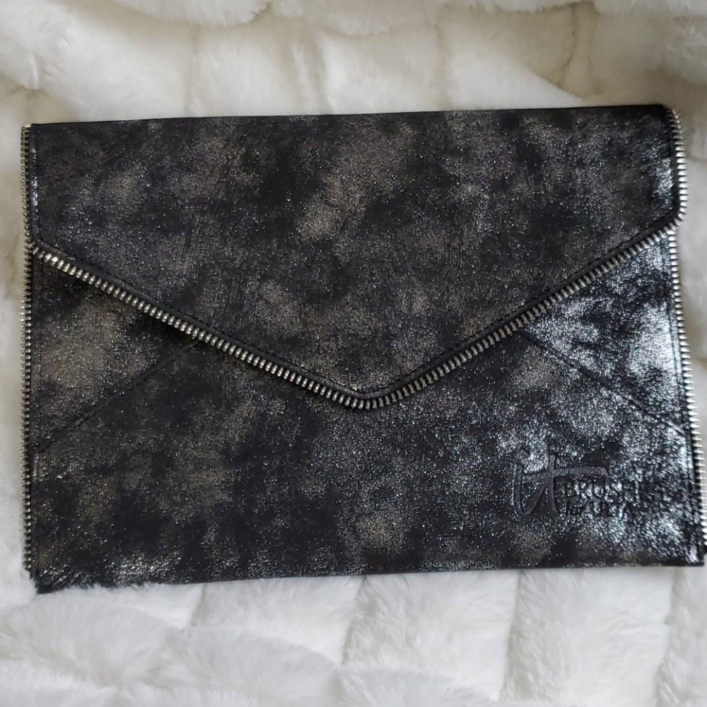 IT cosmetics clutch